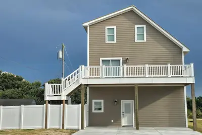 Image de Best Time Ever! A beautiful, newly renovated cottage in a great location.