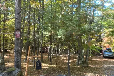 Image de Private chalet with hot tub and private trail system. Pet friendly.