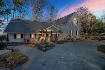 Image de Lakefront Luxury: Dock, Fire Pit, Game Room and More