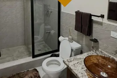 Image de Cozy 2-bedroom apartment adjacent to the U. S Embassy housing.
