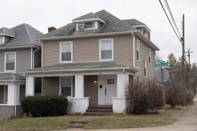 Image de Big 3-Story Home, Walk to Campus.