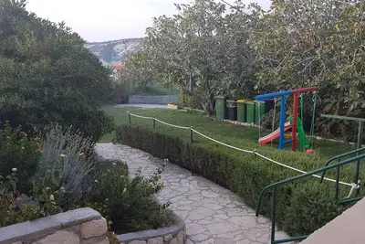 Image de Appartement de deux chambres avec la terrasse et la vue sur le mer Lopar, Rab (A-23736-a)