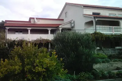 Image de Appartement de deux chambres avec la terrasse et la vue sur le mer Lopar, Rab (A-23736-b)
