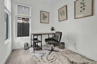 Image de The Sojourn at Commonwealth 2-bedroom house in historic Durham with WiFi, Ac