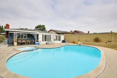 Image de 10 Mi to Redondo Beach: Carson Home w/ Pool Table!