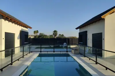 Image de Cozy 2-bedroom chalet in enchanting Kfar Hoshen with swimming pool, Ac, WiFi