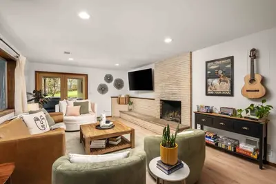 Stunning West Portland Home, Hot Tub, Bocce Ball, Pet Friendly, Games, Fully Fenced w/ Huge Yard