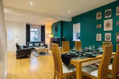 Image de Rhone - Spacious 5 Bedroom Orchard Haven