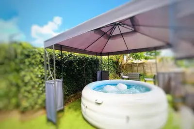 Image de Spacious 9 Bed Canterbury House with Hot Tub and Parking