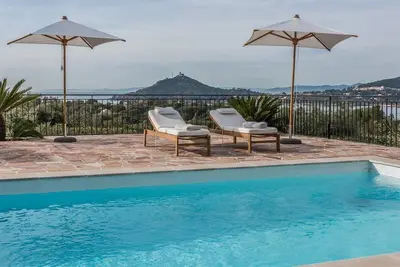 Image de Villa de luxe pour 8 personnes, moderne, piscine, vue sur mer, très calme