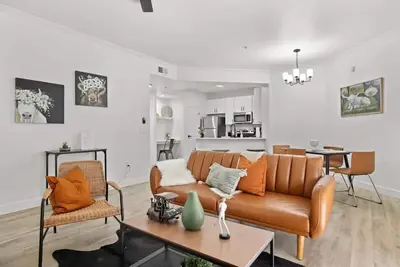 Image de Champion's CozySuite; walk to the stadium w/ pool!