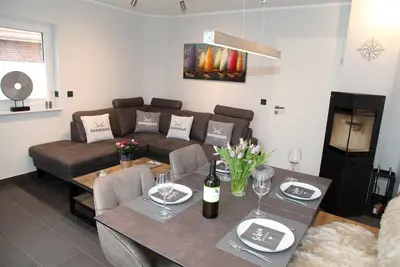 Image de Brand new 85sqm vacation home with dog permit directly on the water near Greetsiel!