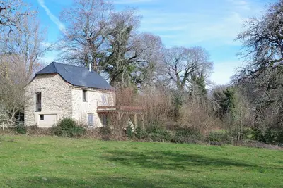 Image de Une petite maison au dessus des près. De la lumière, de l'espace et du silence.