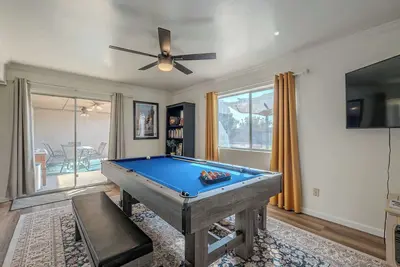 Image de Peralta Poolside Paradise w/ Game Room!