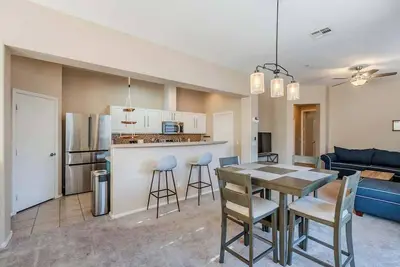 Image de Modern 2-Bd Condo Central, safe, and comfortable!