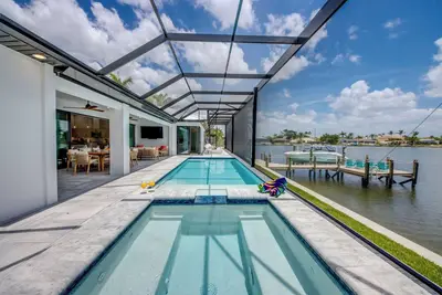 Image de Villa Florida Orange -newly built at Eight Lakes, on water, modern, pool & spa