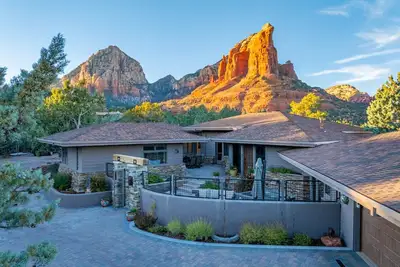 Image de 3-King Suite Retreat with Hot Tub, Fire Pit, Private Patios & Coffee Pot Rock Views in Soldiers Pass