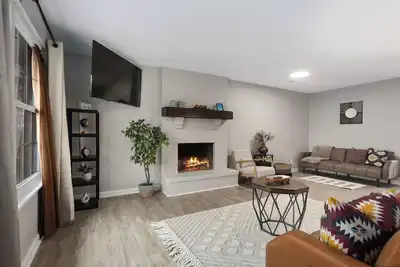 Image de Sleeps 9|3 Br +King Beds|Close to Geha+WorldCup