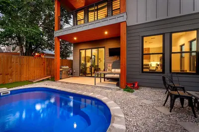 Image de Downtown Atx - Dual-Home Retreat with 2 Pools