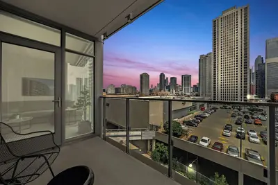 Image de Luxury West Loop Rentals: Modern Suites w/ City Views & Resort Amenities