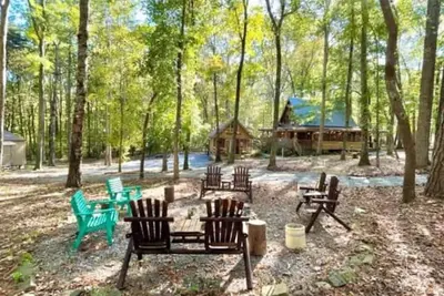 Image de Falcon Lodge - hot tub, fire pit, & games!