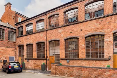 Image de Charming, modern and spacious 4bed townhome with WiFi in Jq with secure parking