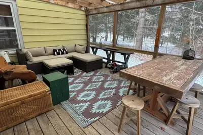 Image de 2-3 nt min Serene Wooded lot fire pit hot tub screened porch