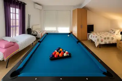 Image de Chambre mansardée avec salle de bain privée et jacuzzi