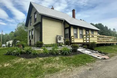 Image de Charming threebedroom home-one bath with wraparound deck on 7 acres of land