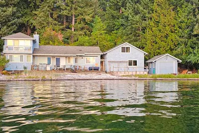 Image de Large waterfront beach house with hot tub, game room, & private beach access