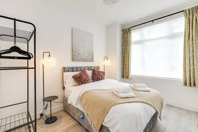 Image de Ground, floor 2-bed, with bathroom/shower room and kitchenette and free parking