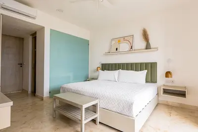 Modern studio with queen bed, A/C, microwave, coffee maker and nightlife nearby