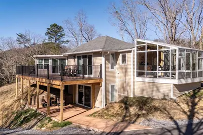 Image de Nestled in a secluded woods, this charming cottage is close to Dollywood 😃