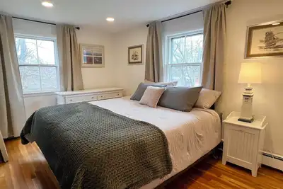 Image de Falmouth Heights beach days & Main Street nights! 3 bedroom, 1. 5 bath apartment.