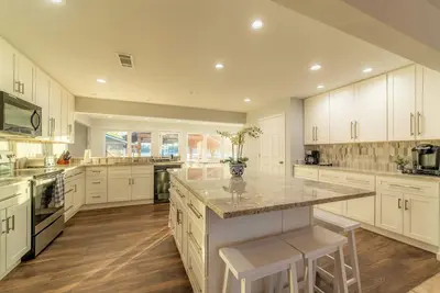 Image de New 5 Bed/Lakefront/Boat dock/Game room/Guest House.