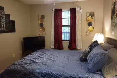 Image de Charming 3 bdrm, 3 bath home. Sleeps 10, family area inside and out, fire pit.