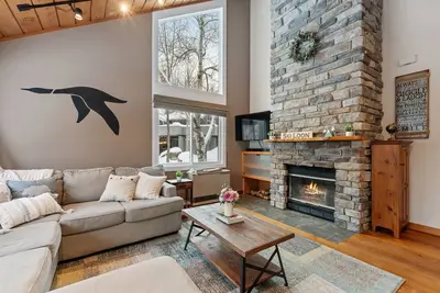 Image de • Big Rock Home by Loon • King Bed, Shuttle, Pool & Hot Tub