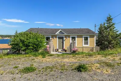 Image de Modern Home Steps from Brewery with Ocean View