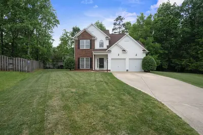 Image de Centrally Located with Large Yard Quite Spacious Home