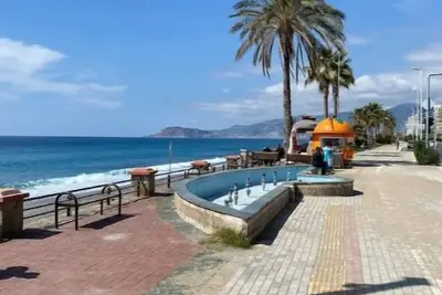 Image de 200 m 1+1 apartment walking to the sea in alanya mahmutlar.