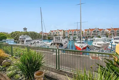 Image de Luxury Waterfront Escape - Stunning Marina Views