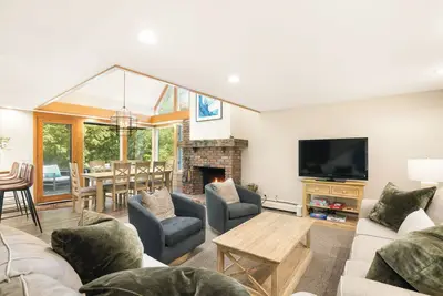 Image de Updated Mountain Chalet with shuttle to Stratton