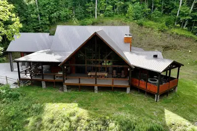 Image de Nite Owl-Luxury Log Cabin Rental, Outdoor Fire Pit, Fire Place, High Speed Internet, Hot Tub, Pool Table, Open Concept- Nantahala Nc