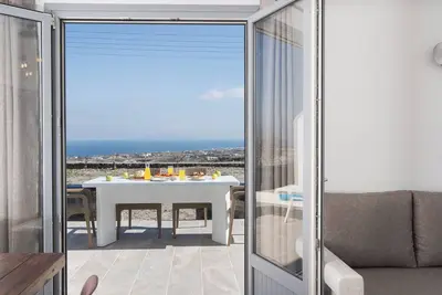 Image de Bliss Holidays Spot: A Santorini Retreat Like No Other!