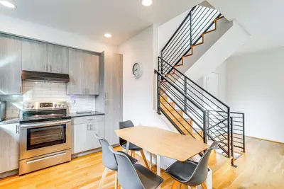 Image de Walk to Uw: Townhome w/ Rooftop Patio!