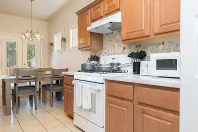 Image de Two Story - 3 Bedrooms with King Beds Townhouse near Downtown Austin W\/ backyard