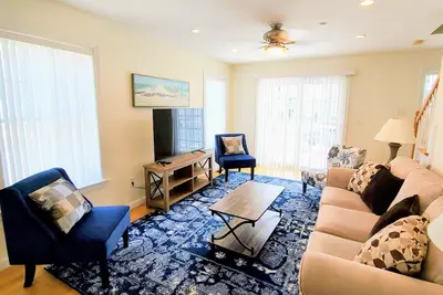 Image de Luxury 3 Br + parking Hampton Beach Island section, steps to sandy beach! side B