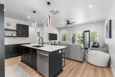 Image de New Modern 2-Bedroom Retreat in Downtown Hurricane Near Zion & Bryce Canyon!