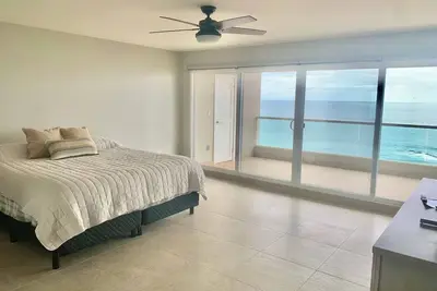 Image de Semi private beach home near downtown and Paps n Beer