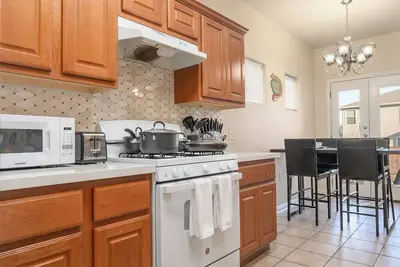 Image de Two Story - 3 Bedrooms with King Beds Townhouse near Downtown Austin W\/ backyard